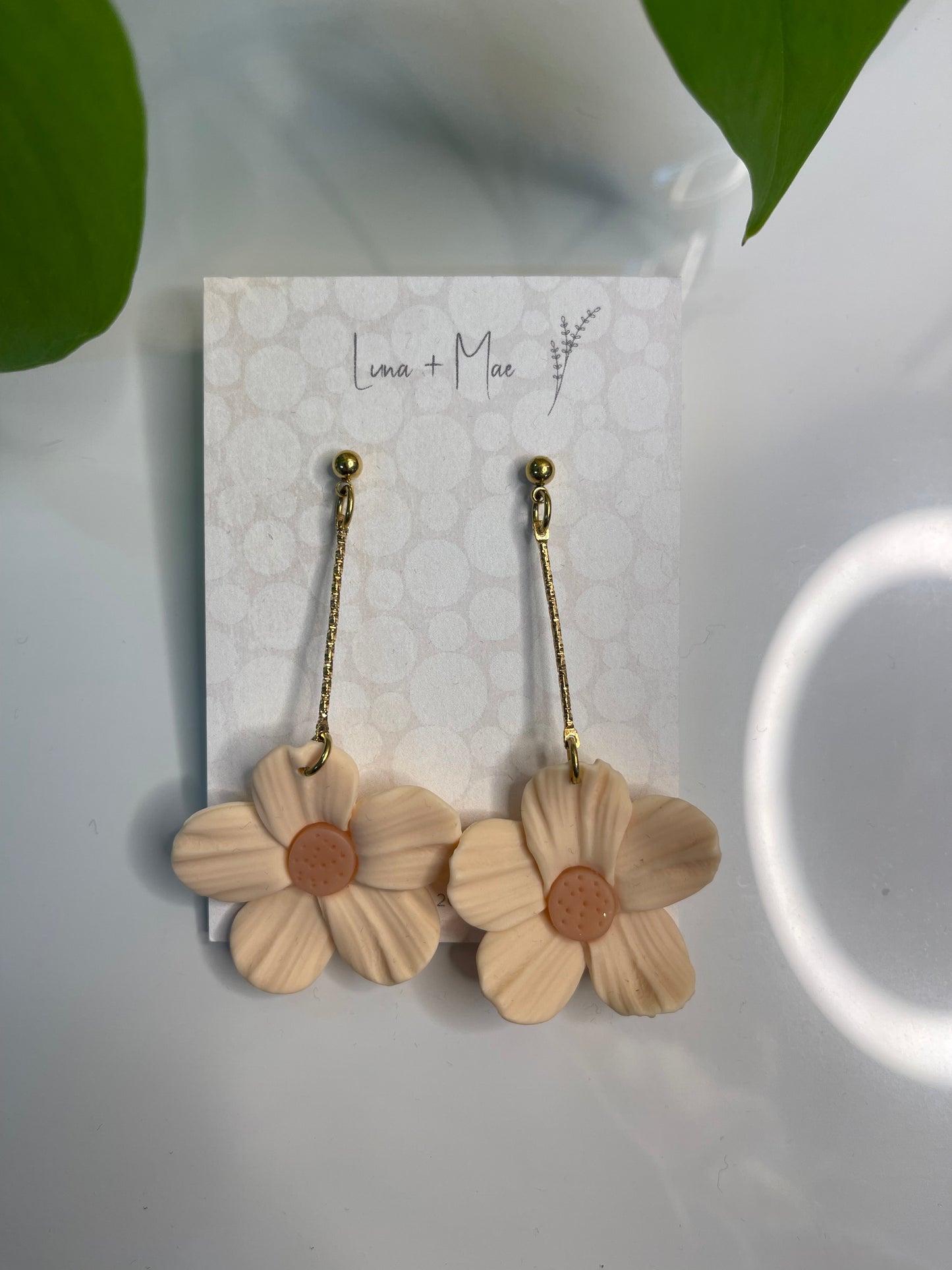 Daisy dangle earring